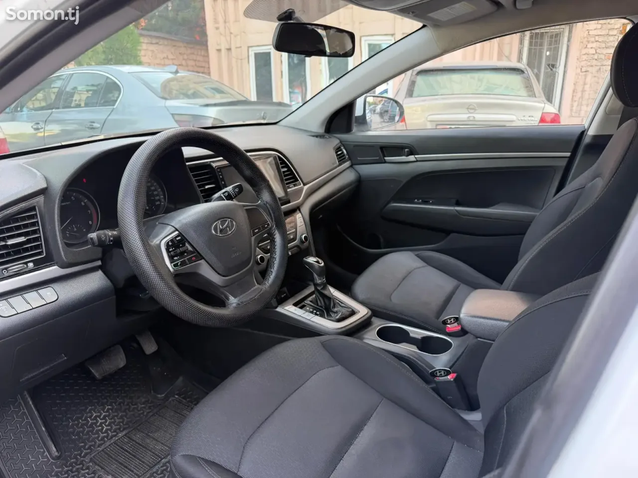 Hyundai Elantra 2017 · 1.8 AT