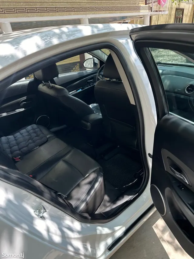 Chevrolet Cruze 2011 · 1.8 AT