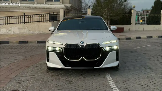 BMW 7 series 2023 · 4.4 AT