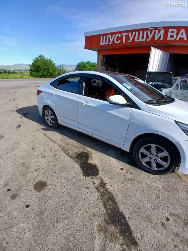 Hyundai Solaris 2015 · 1.4 MT