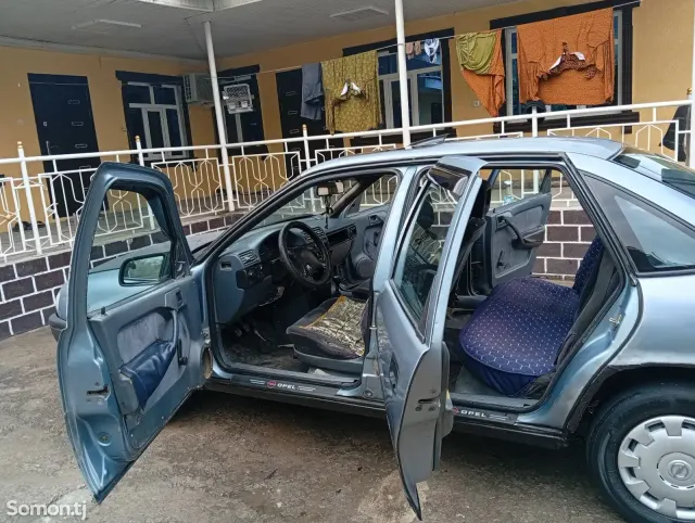 Opel Vectra A 1992 · 1.6 MT
