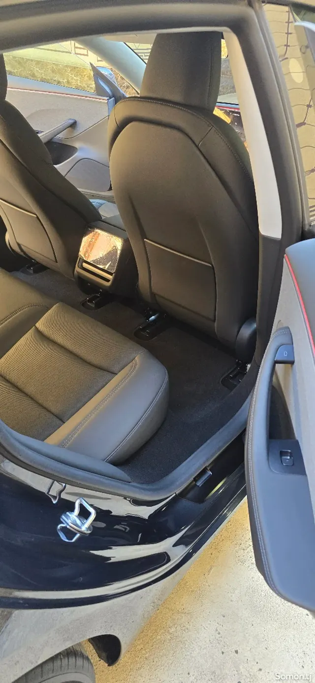 Tesla Model 3 2025 · AT