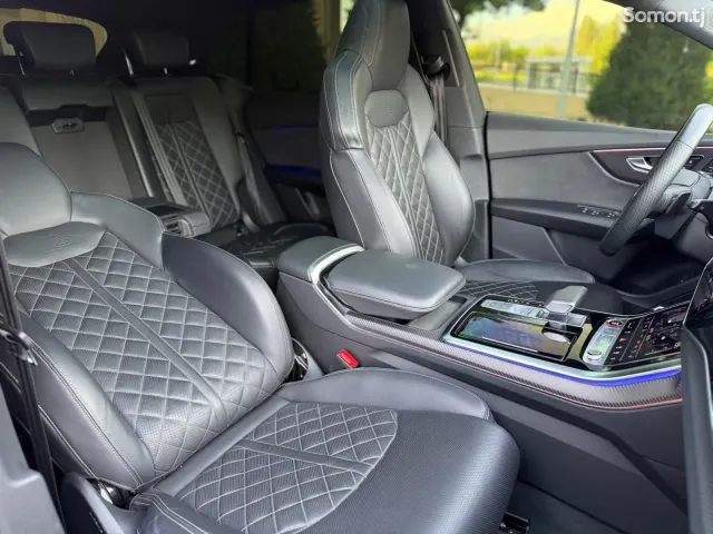 Audi Q8 2024 · 4.0 AT