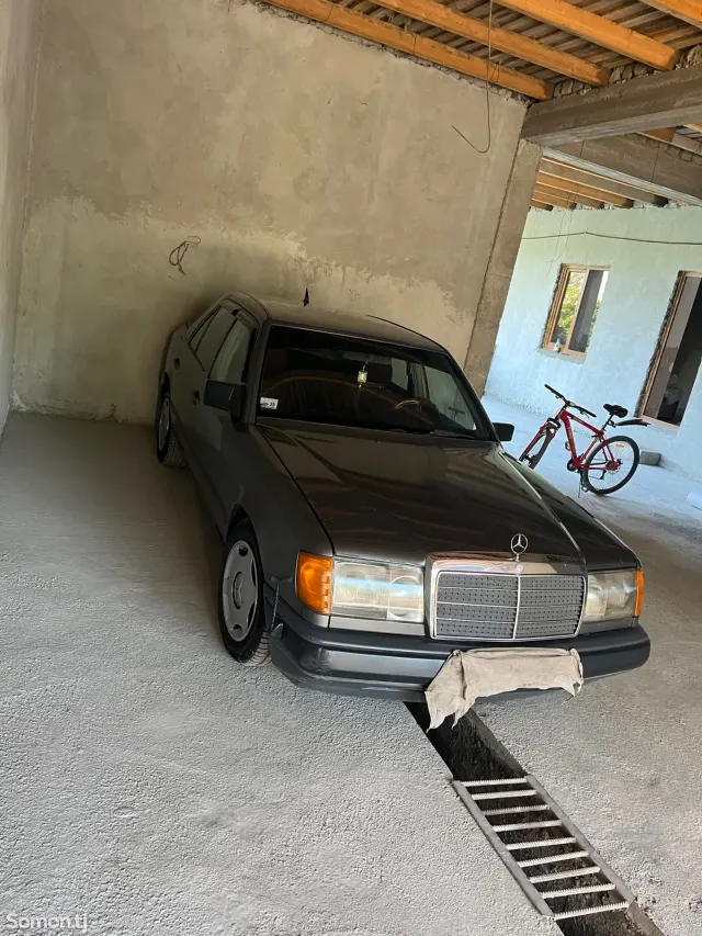 Mercedes-Benz W124 1988 · 2.5 MT