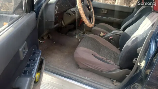 Toyota Hilux Surf 1996 · 2.0 MT