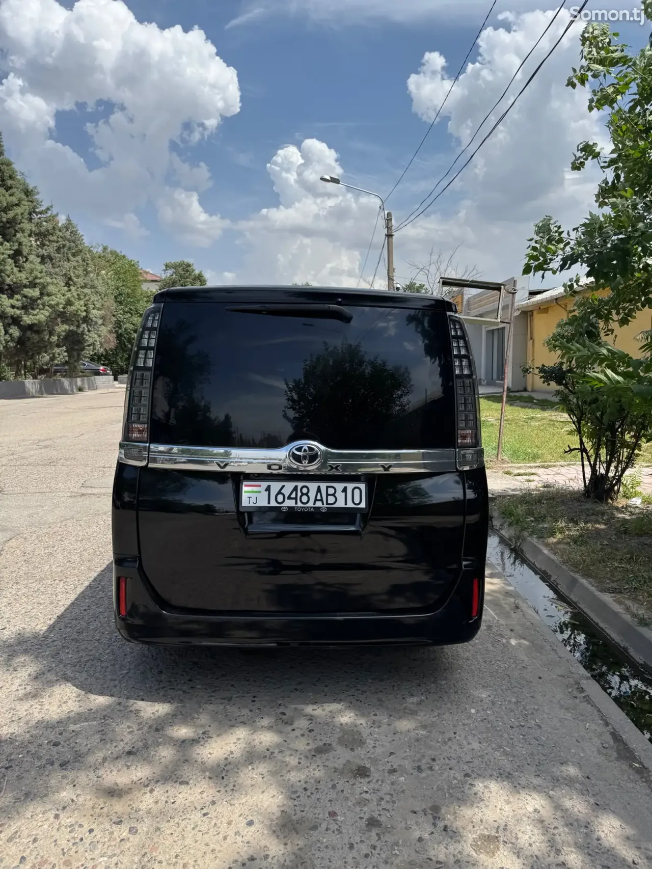 Toyota Voxy 2014 · 2.0 AT