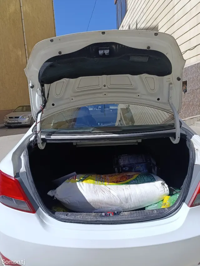 Hyundai Solaris 2015 · 1.4 MT