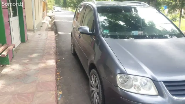 Volkswagen Touran 2008 · 1.9 MT
