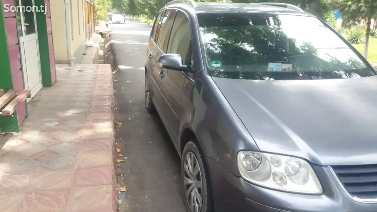 Volkswagen Touran 2008 · 1.9 MT