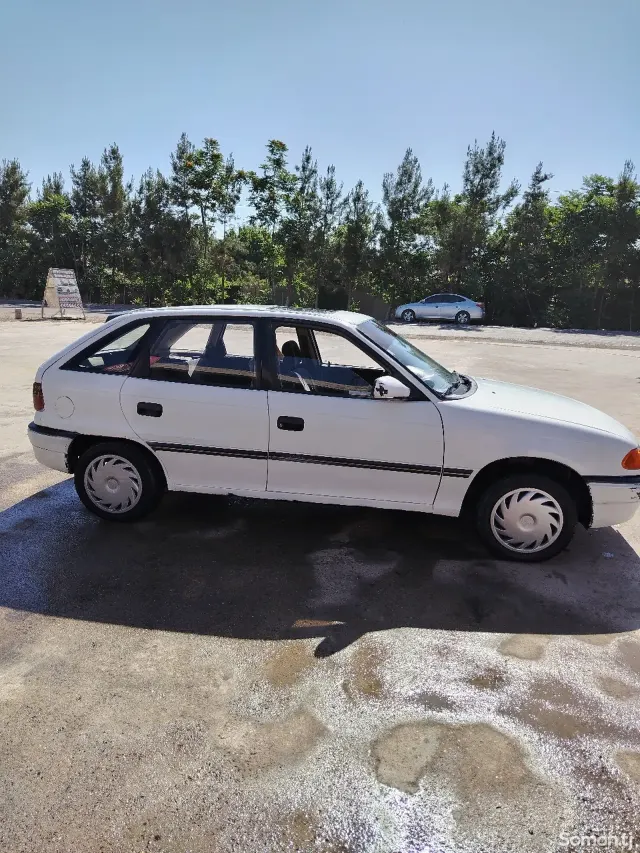 Opel Astra F 1992 · 1.6 MT