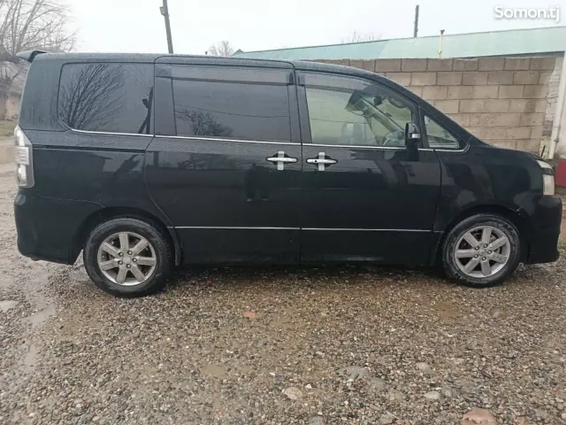 Toyota Voxy 2010 · 2.4 AT