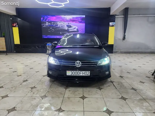 Volkswagen Jetta 2015 · 2.0 AT