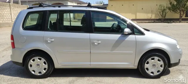 Volkswagen Touran 2006 · 1.9 MT