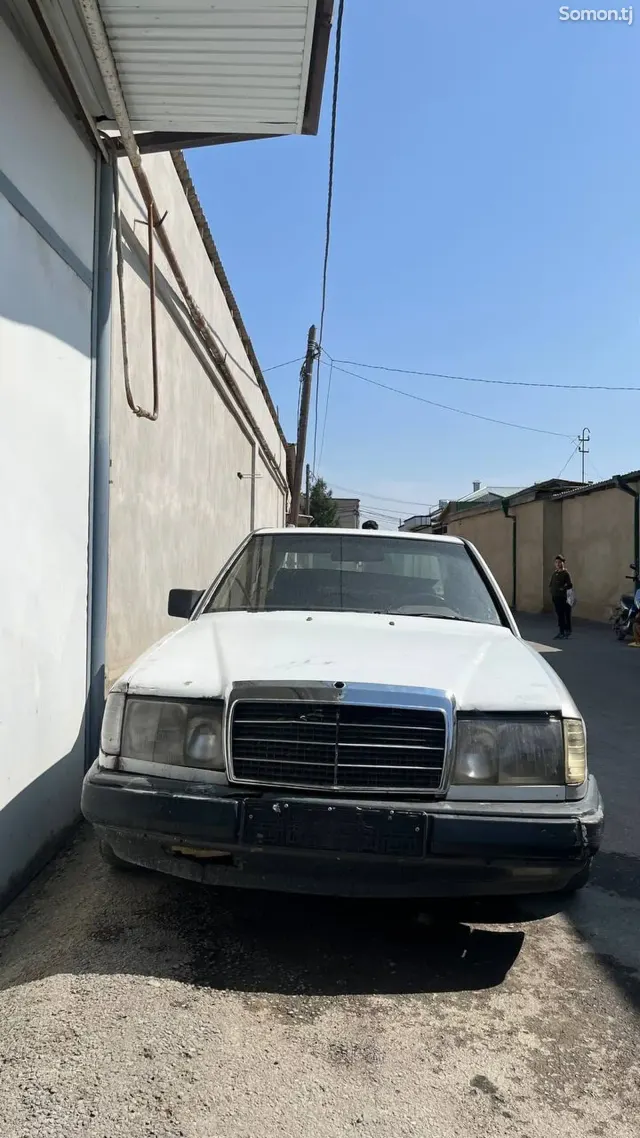 Mercedes-Benz W124 1989 · 2.0 MT