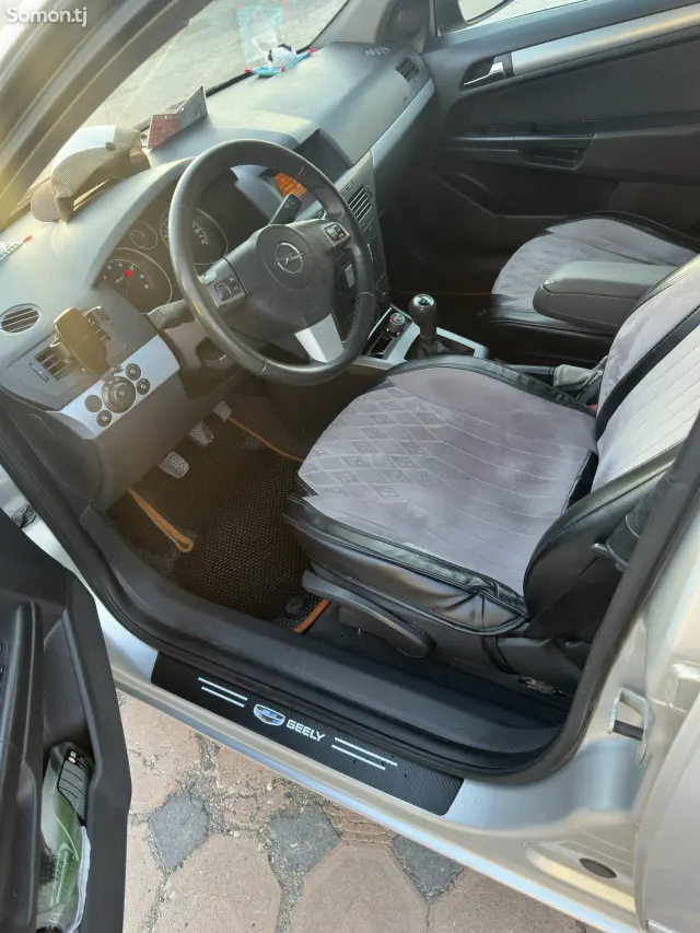 Opel Astra H 2005 · 1.6 MT
