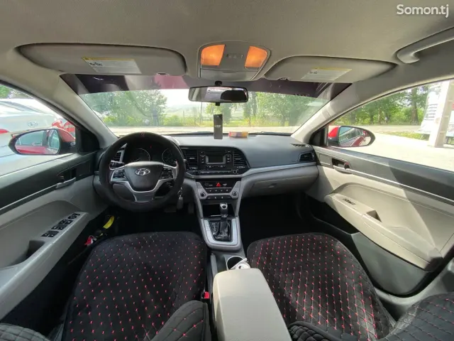 Hyundai Elantra 2017 · 1.6 AT