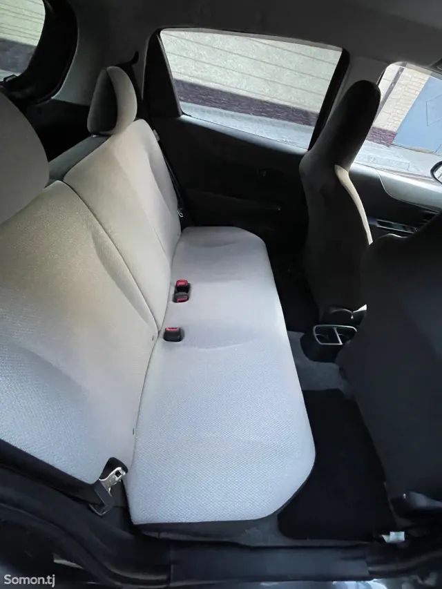 Toyota Vitz 2011 · 1.5 AT