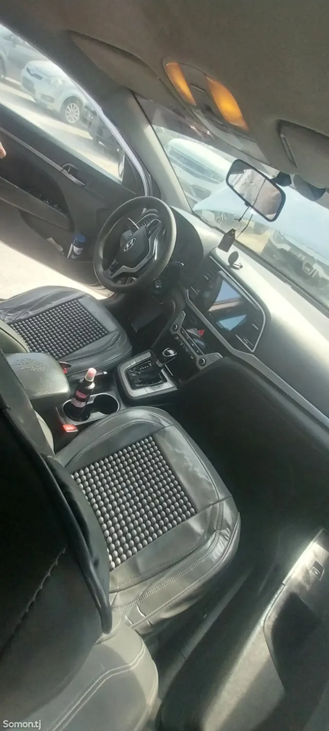 Hyundai Elantra 2018 · 1.6 AT