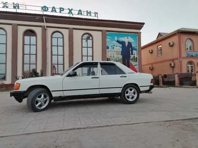 Mercedes-Benz W201 1988 · 1.8 MT