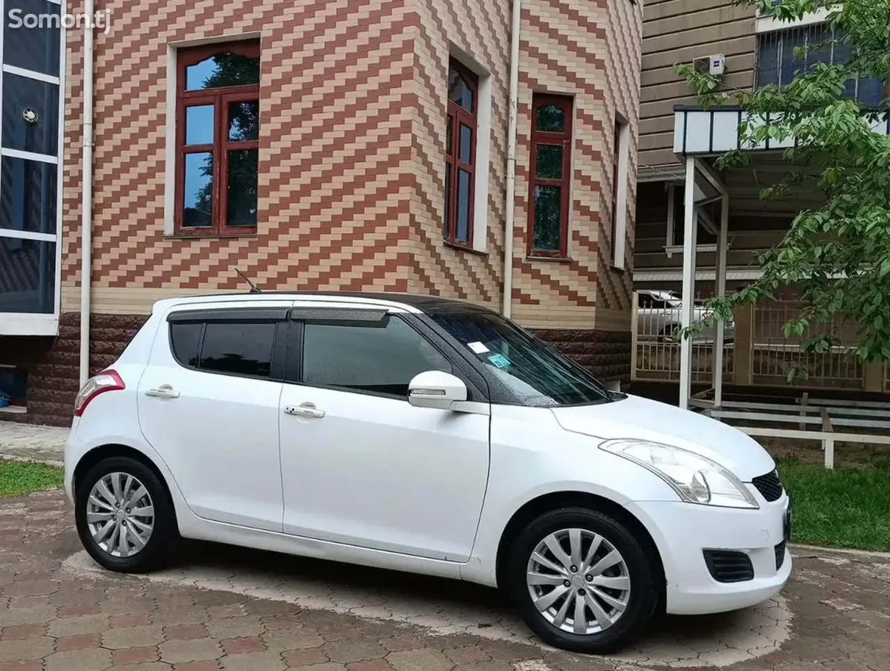 Suzuki Swift 2011 · AT