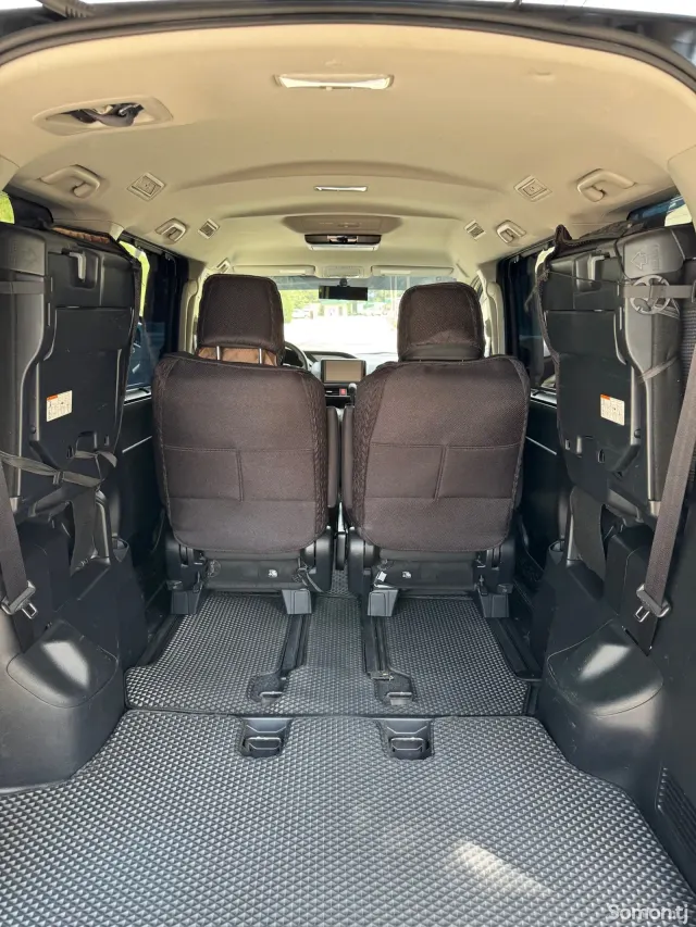 Toyota Voxy 2014 · 2.0 AT
