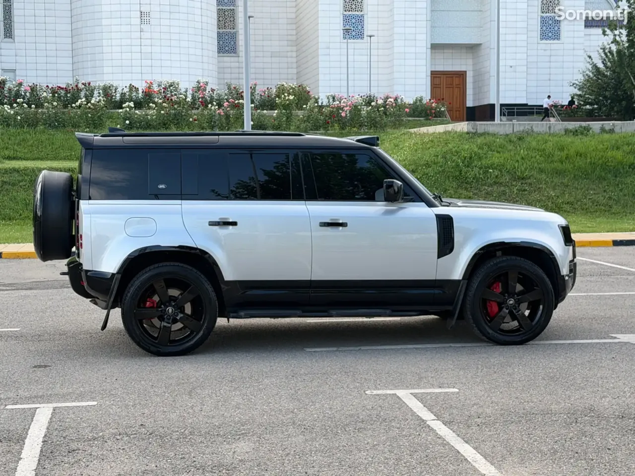 Land Rover Defender 2023 · 3.0 AT