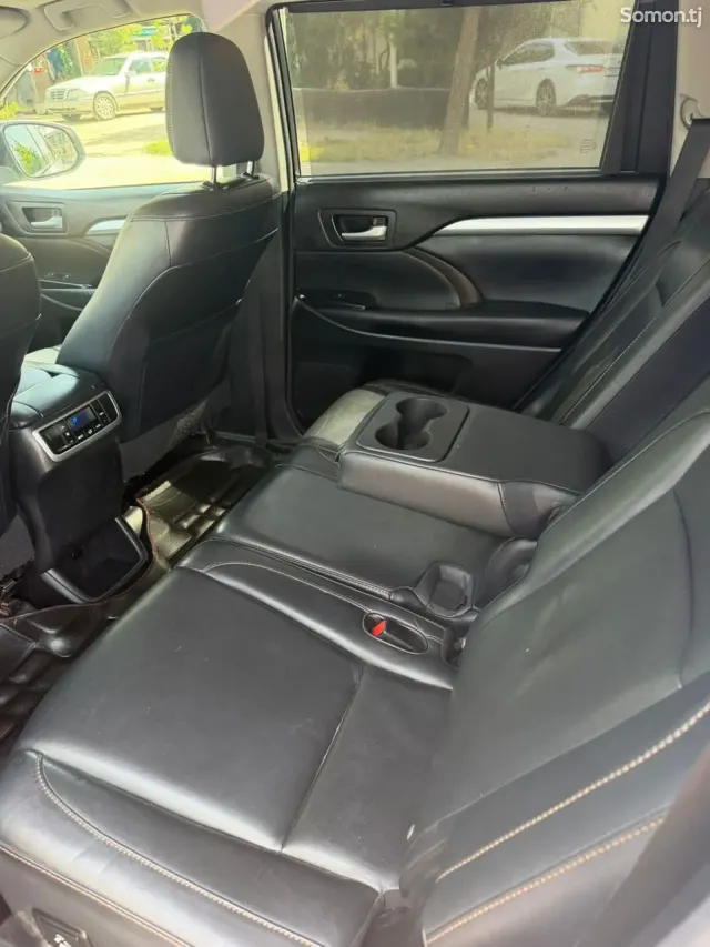 Toyota Highlander 2016 · 3.5 AT