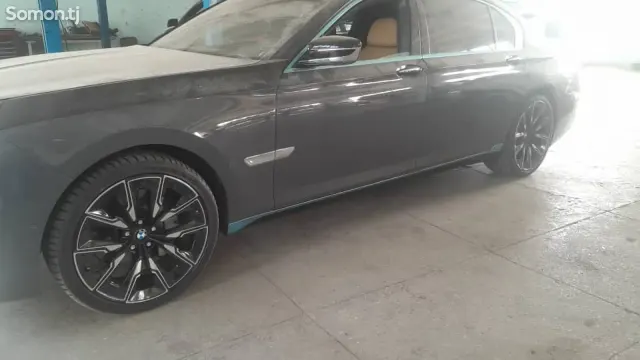 BMW 7 series 2013 · 4.0 AT