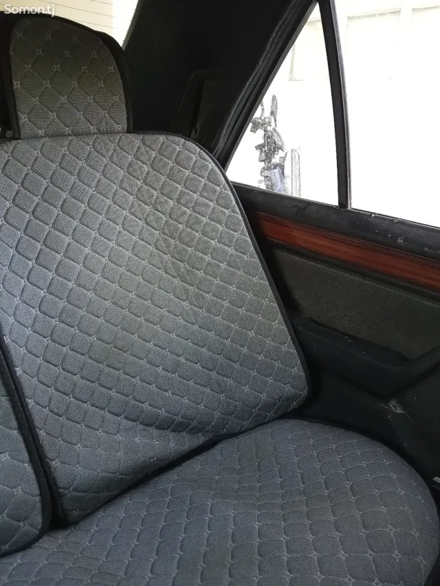 Mercedes-Benz W124 1993 · 1.6 MT