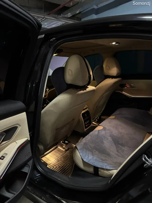 BMW 3 series 2019 · 2.0 AT