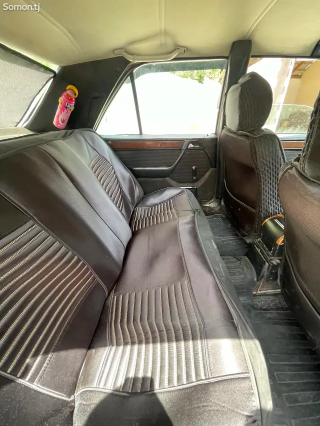 Mercedes-Benz W124 1991 · 2.0 MT