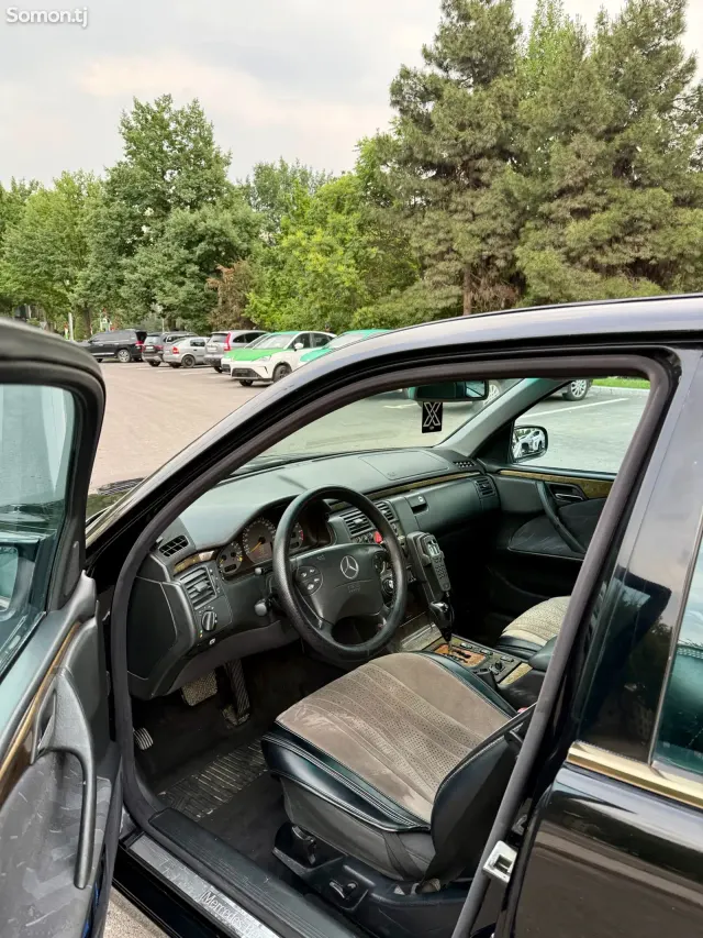 Mercedes-Benz E class 2001 · 2.3 AT