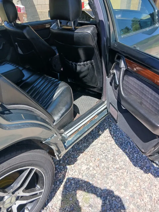 Mercedes-Benz W124 1990 · 2.2 MT