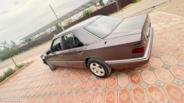 Mercedes-Benz W124 1993 · 2.0 MT