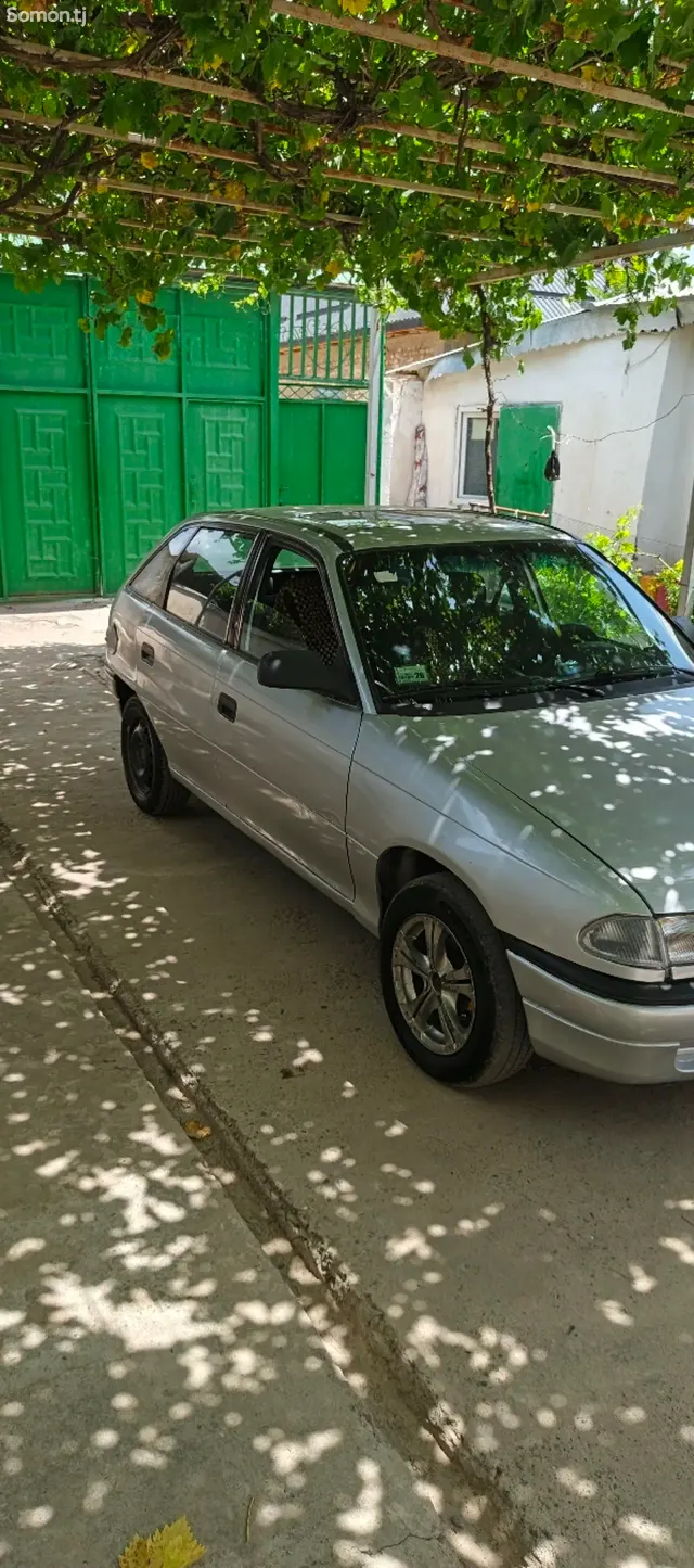 Opel Astra F 1993 · 1.6 MT