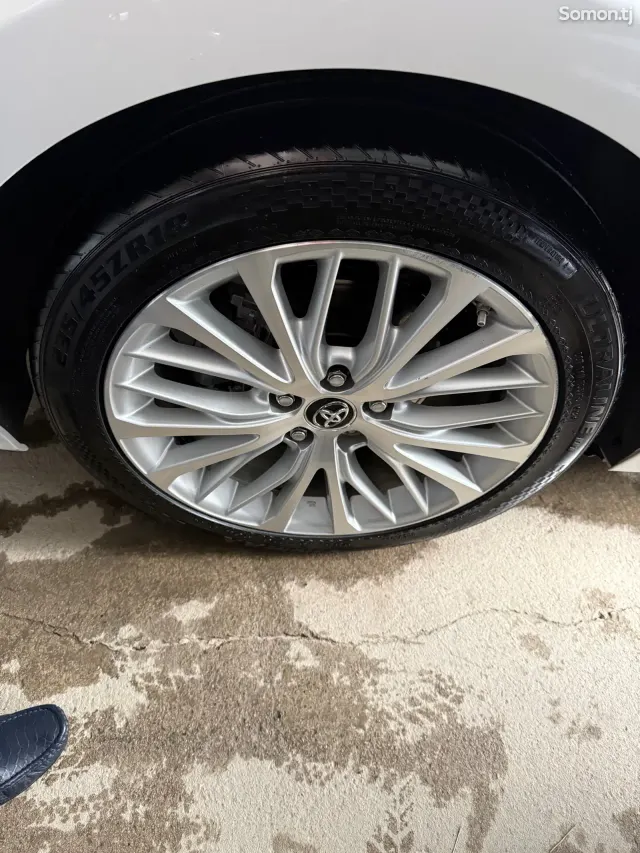 Toyota Camry 2019 · AT