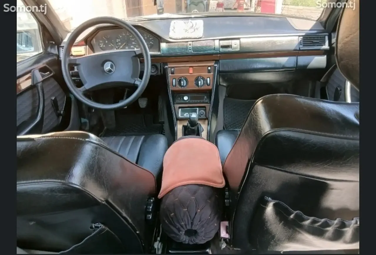Mercedes-Benz W124 1990 · 2.2 MT