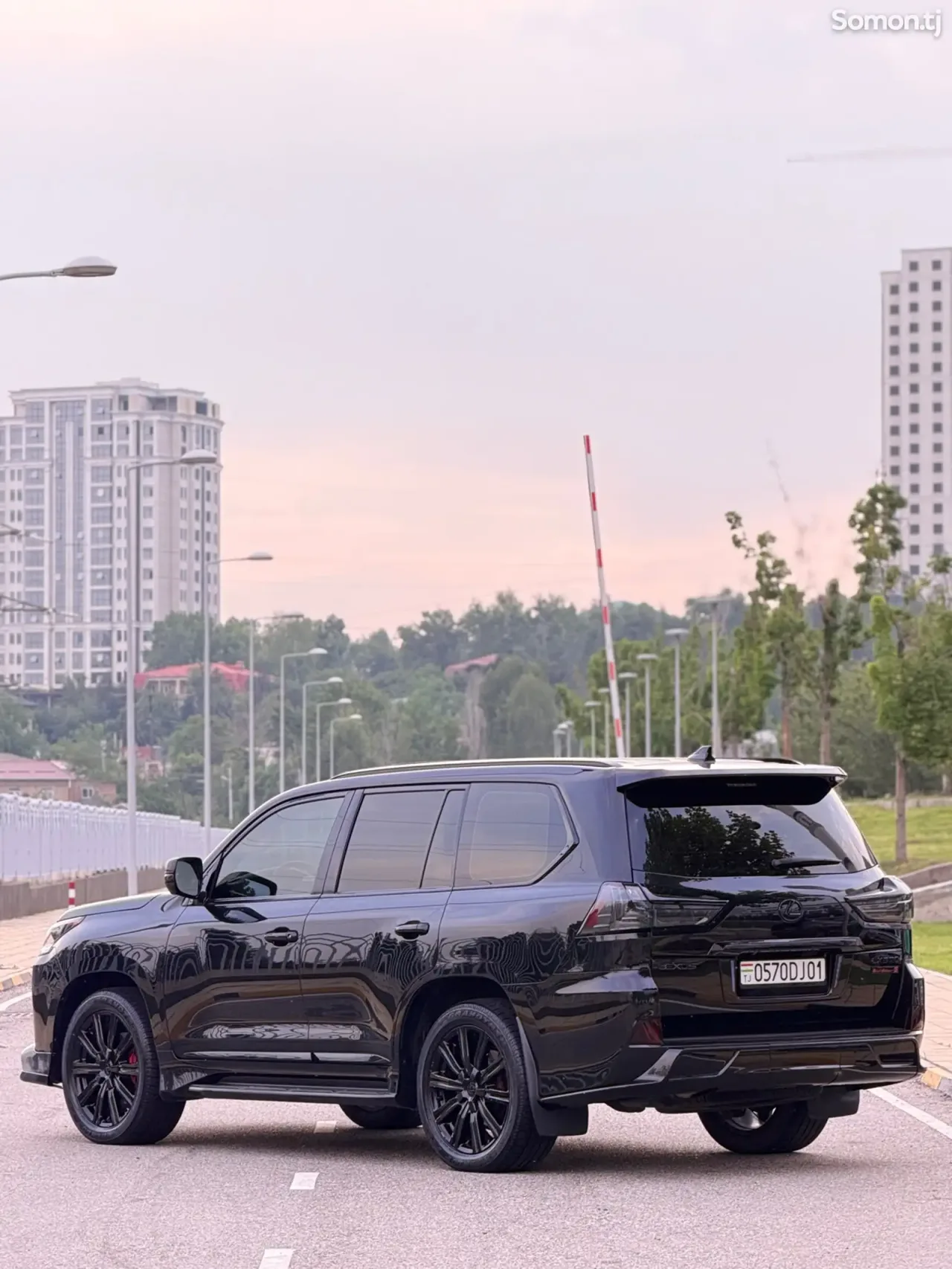 Lexus LX series 2017 · 5.7 AT