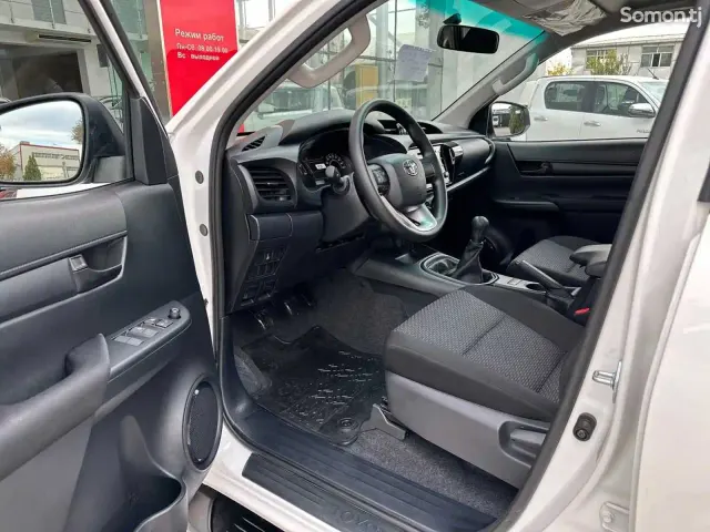 Toyota Hilux 2025 · 2.4 MT
