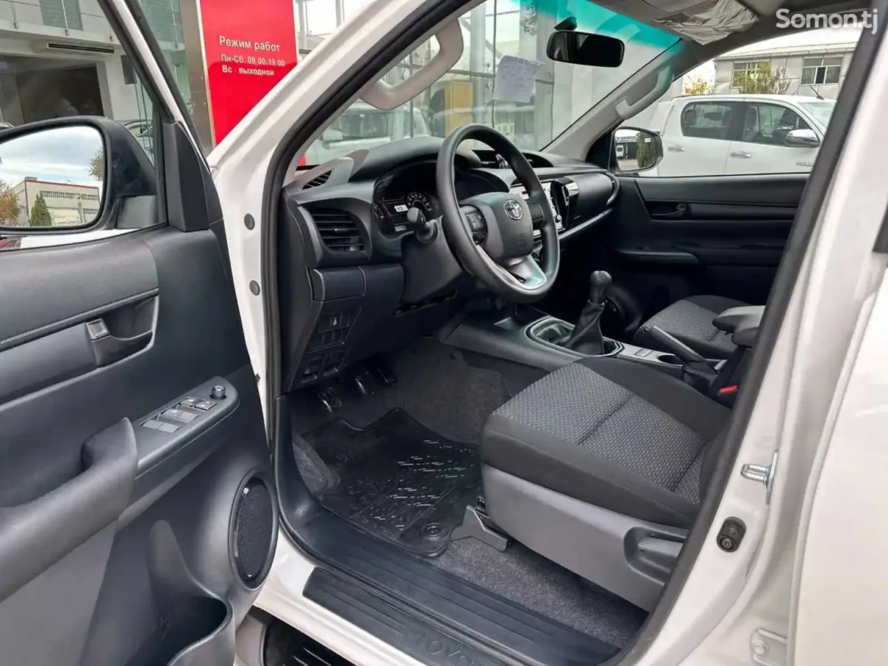 Toyota Hilux 2025 · 2.4 MT