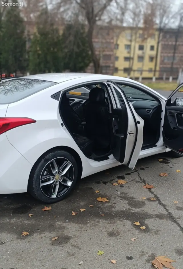 Hyundai Avante 2013 · 1.6 AT