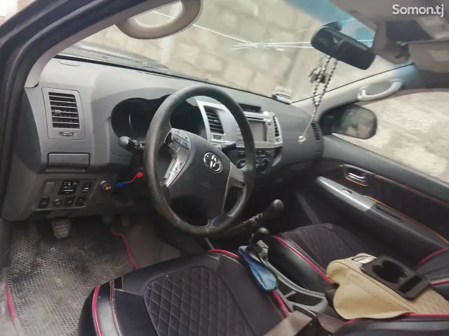 Toyota Hilux 2012 · 2.5 MT