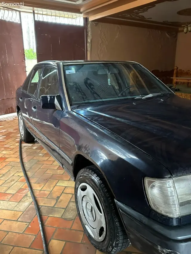 Mercedes-Benz W124 1989 · 2.5 MT
