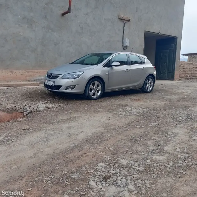 Opel Astra J 2010 · 1.6 AT