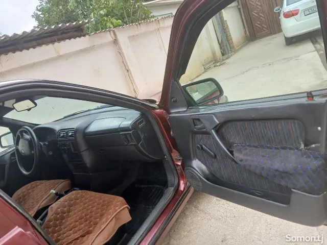 Opel Vectra A 1993 · 1.6 MT