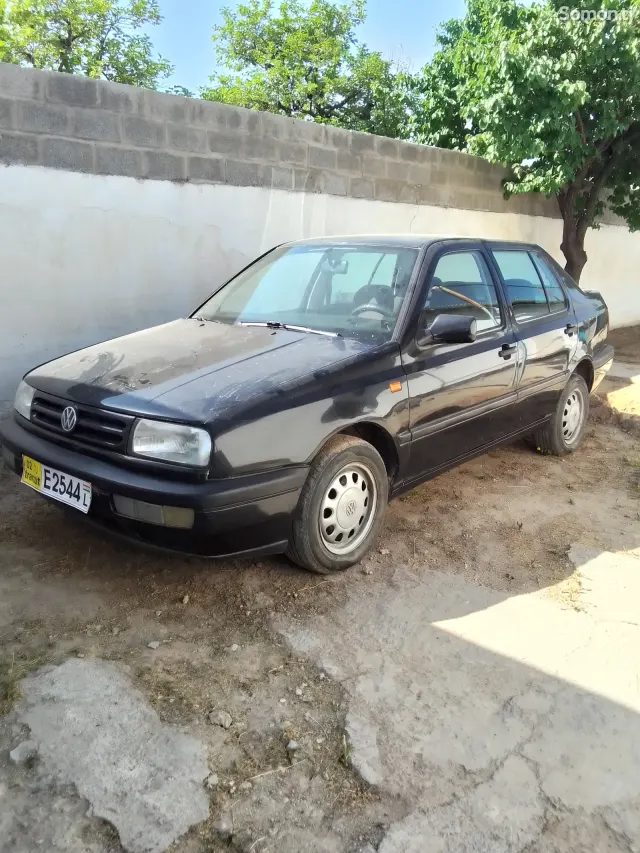 Volkswagen Vento 1994 · 1.8 MT