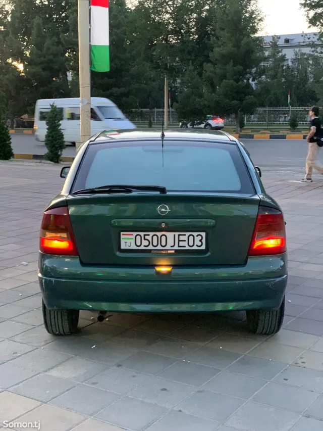 Opel Astra G 1999 · 1.6 MT