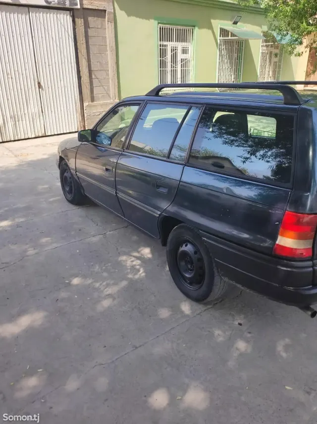 Opel Astra F 1994 · 1.6 MT