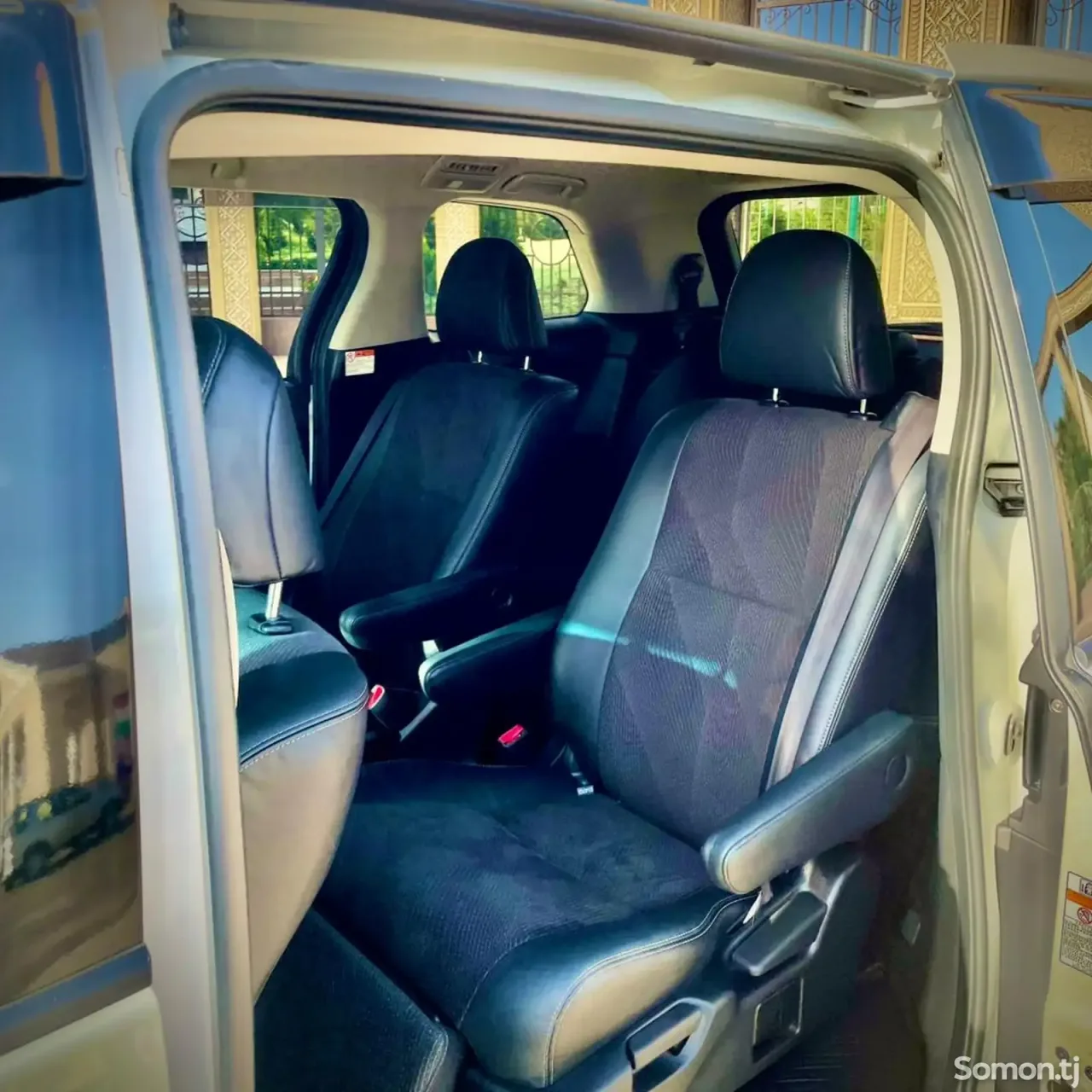 Toyota Estima 2016 · 2.4 AT