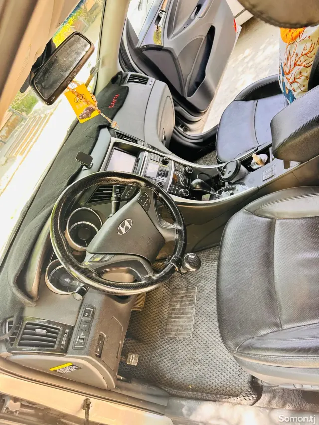 Hyundai Elantra 2010 · 2.0 AT